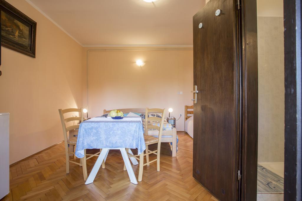 Guest House Nada 392 プーラ エクステリア 写真