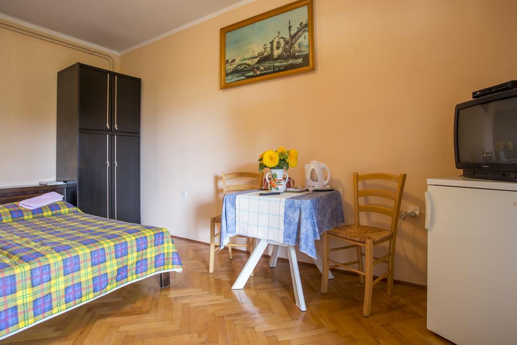 Guest House Nada 392 プーラ エクステリア 写真